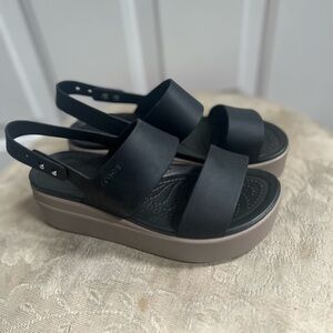 Crocs women’s Brooklyn black Low Wedge Sandals Sz W5